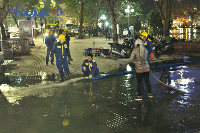 Công nhân tiến hành tẩy rửa vỉa hè, lòng đường.