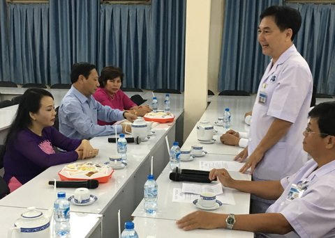 Bác sĩ Phạm Xuân Dũng, Phó giám đốc điều hành bệnh viện Ung bướu báo cáo tình hình bệnh viện.