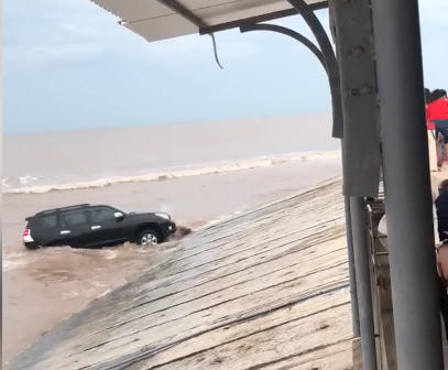 Chiếc xe đã có lúc gần như bị trôi xuống biển khiến du khách thót tim.