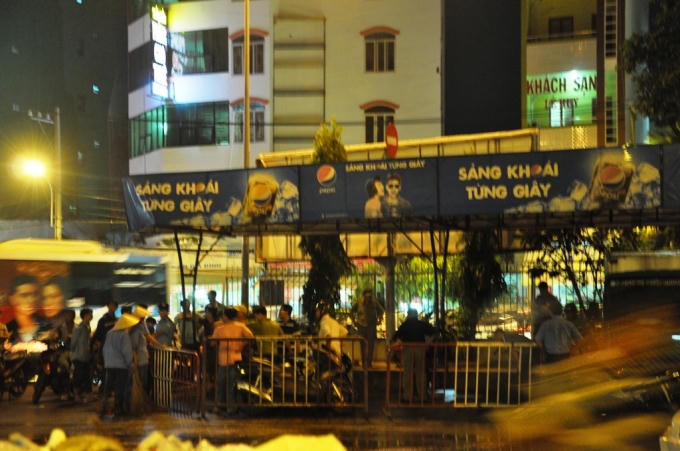 Khu vực cổng số 2 bến xe miền Đông bị phong tỏa.