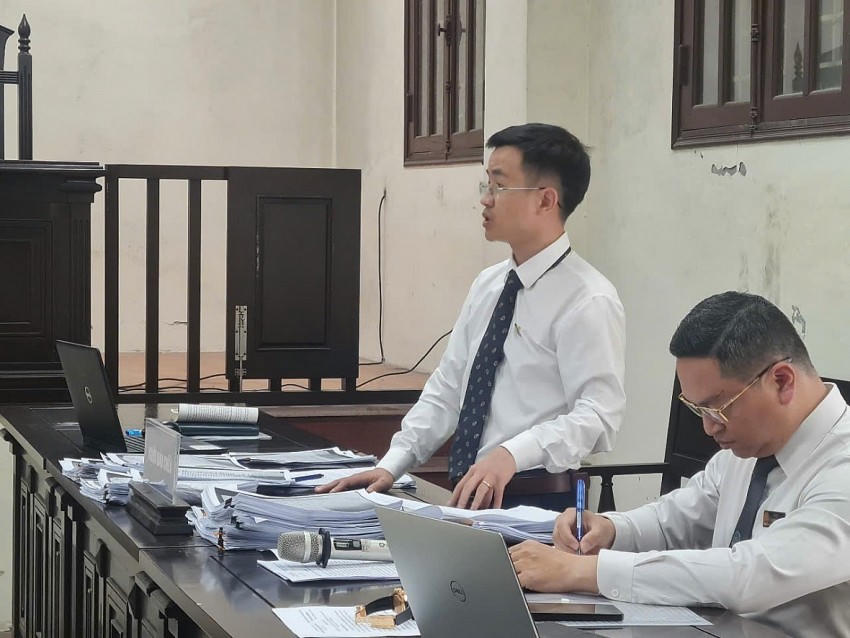 Các luật sư tham gia bào chữa tại phiên toà.