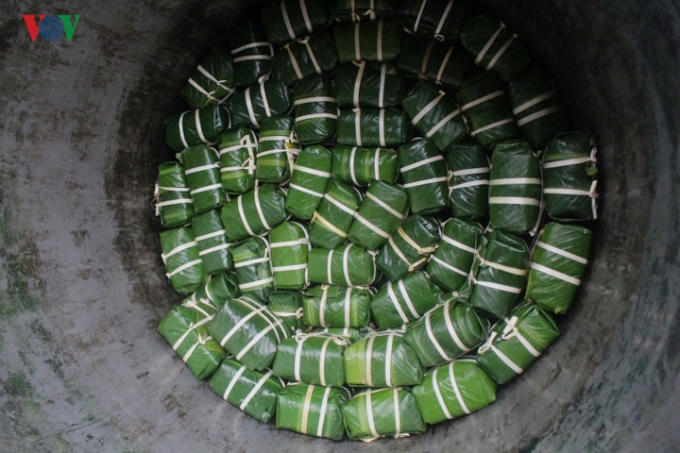 Muốn b&aacute;nh được rền, b&aacute;nh chưng phải luộc trong v&ograve;ng 7 - 8 tiếng nếu trời n&oacute;ng v&agrave; 10 tiếng nếu trời lạnh.