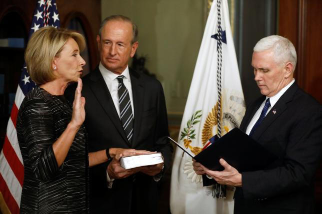 Bà Betsy Devos tuyên thệ nhậm chức dưới sự chứng kiến của Phó Tổng thống Mike Pence và chồng bà Dick Devos tại Nhà Trắng. (Ảnh: Reuters)