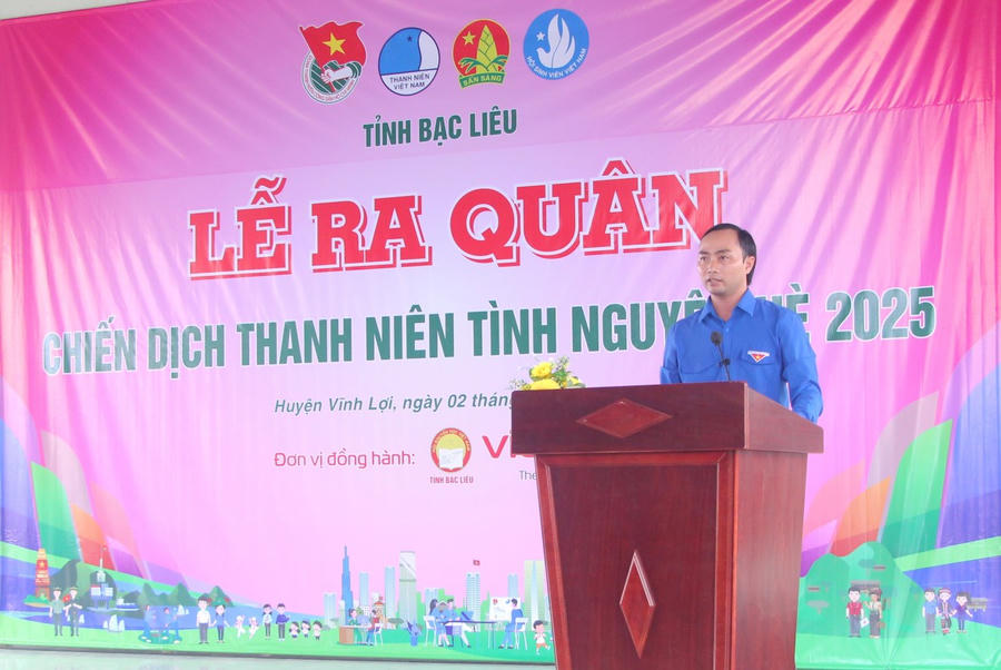 Anh Phạm Tuấn Tài - Ủy viên Ban Chấp hành Trung ương Đoàn, Bí thư Tỉnh đoàn Bạc Liêu, phát biểu tại buổi lễ ra quân.