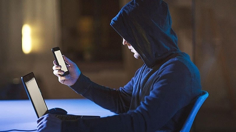 Các đối tượng đã giả danh cơ quan công an gọi điện, yêu cầu người dân cài đặt phần mềm VNeID giả mạo. (Hình minh họa)