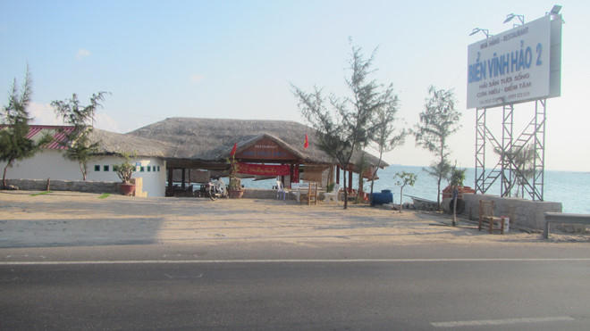 Nhà hàng Vĩnh Hảo 2 đã xây dựng hoàn thiện và tự ý tháo dỡ thanh chắn bảo vệ an toàn QL1. ẢNH: QUẾ HÀ.
