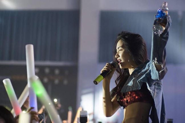 Người hâm mộ không ngần ngại dành cho Hòa Minzy những lời khen có cánh như