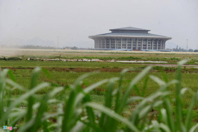 Công trình có thể nhìn thấy rõ khi lưu thông trên cao tốc Hà Nội - Ninh Bình.