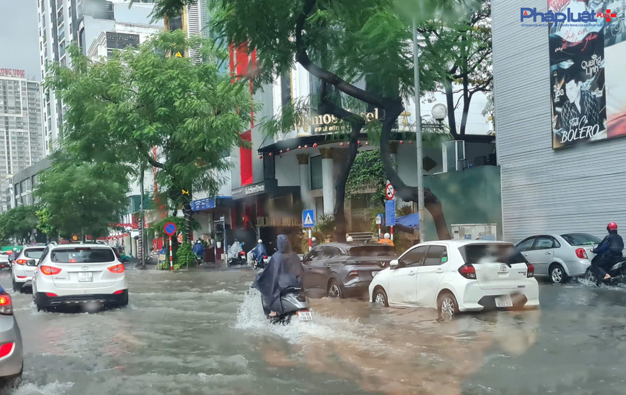 Tuyến đường Lê Đức Thọ cũng rơi vào tình trạng tương tự khi nhiều khu vực trên tuyến đường này cũng bị ngập sâu.