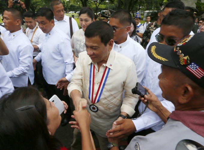 Tổng thống Duterte bắt tay các khách mời trong ngày Anh hùng Quốc gia. (Ảnh: AP)