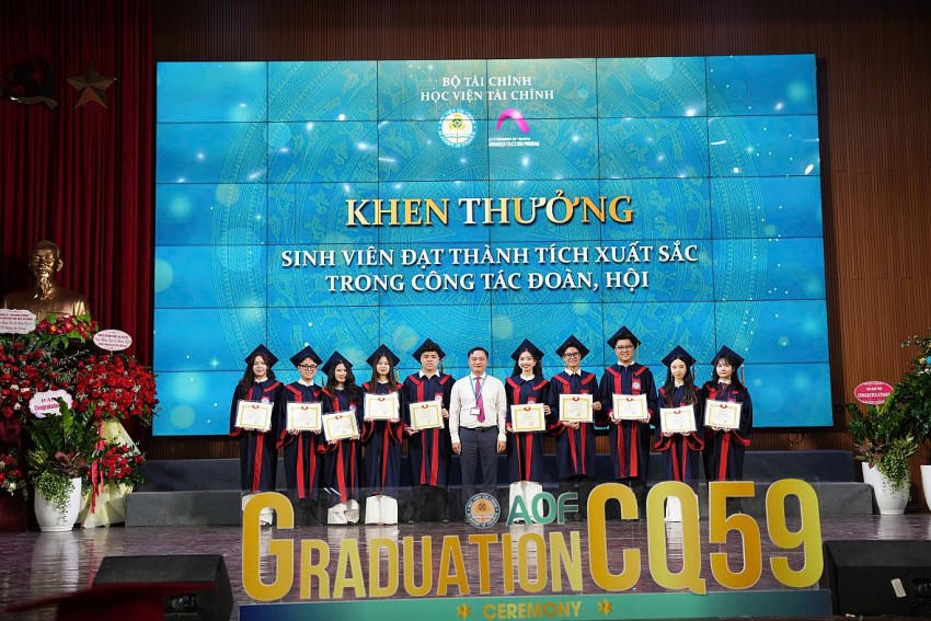 Học viện Tài chính khen thưởng các sinh viên chương trình đào tạo chất lượng cao đạt thành tích xuất sắc trong công tác Đoàn - Hội toàn khóa.