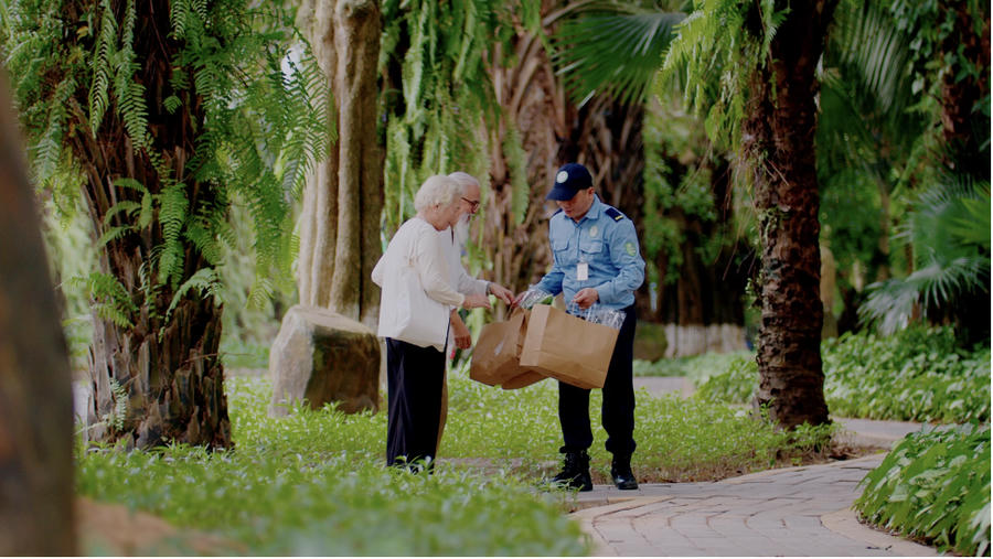 Bà Thu cũng như những người già khác, thấy hạnh phúc hơn khi về Ecopark sinh sống