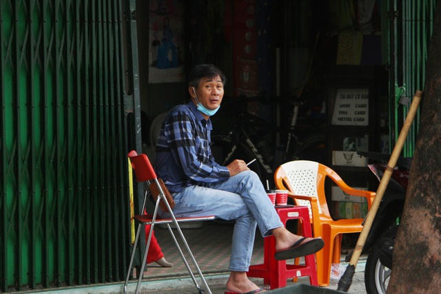 Tách cafe trong buổi sáng đầu tiên thực hiện Chỉ thị của Thủ tướng Chính phủ về