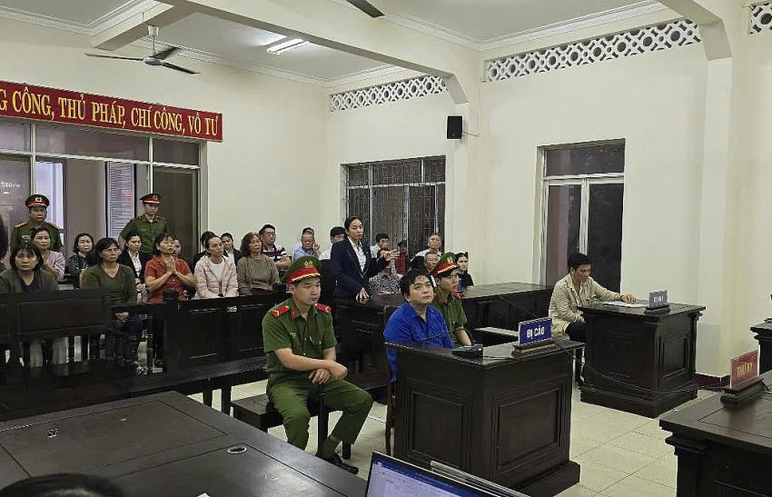 Nhiều người thân trong gia đình và người dân cũng như dư luận quan tâm đã đến tham dự phiên tòa.