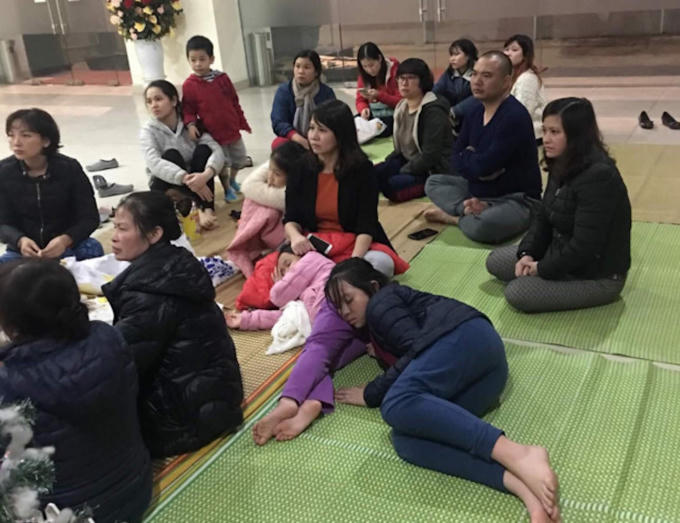 Cư dân toà nhà Sông Đà Hà Đông túc trực lúc đêm hôm để phản đối việc công ty SDU cố tình vào giành quyền quản lý vận hành toà nhà
