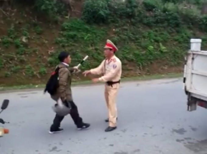 Giằng gậy chỉ huy giao thông từ Cảnh sát giao thông (Ảnh cắt từ Clip).