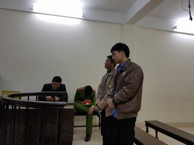 Thanh v&agrave; Mai trước v&agrave;nh m&oacute;ng ngựa.