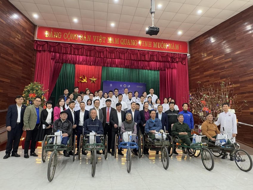 GS.TS Trần Văn Thuấn, Thứ trưởng Bộ Y tế, Chủ tịch Hội đồng Y khoa Quốc gia cùng đoàn công tác, đại diện FPT Long Châu tặng quà, chúc Tết cán bộ, viên chức, người lao động thương, bệnh binh tại Trung tâm Điều dưỡng thương binh Thuận Thành nhân dịp Xuân Ất Tỵ 2025.