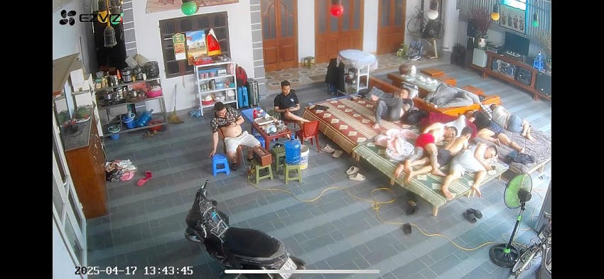 Nhóm người lạ này có dấu hiệu của tội xâm phạm trái phép nơi ở của người khác