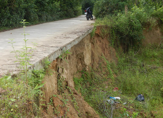 Đoạn đường liên xã gần bờ sông cũng đang bị đe dọa vì sạt lở sát vào tận đường bê tông.