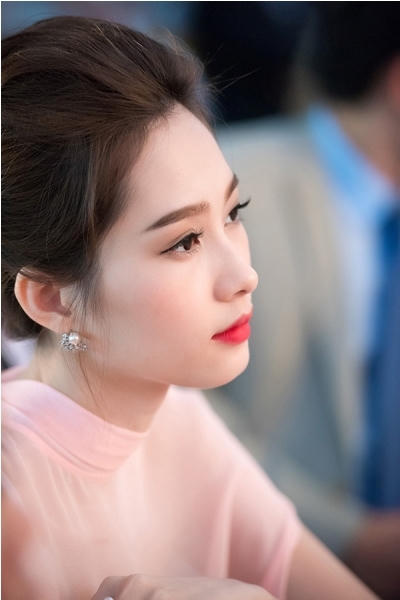 Vẻ đẹp mong manh tựa sương mai của Hoa hậu khiến ai cũng phải mê đắm.