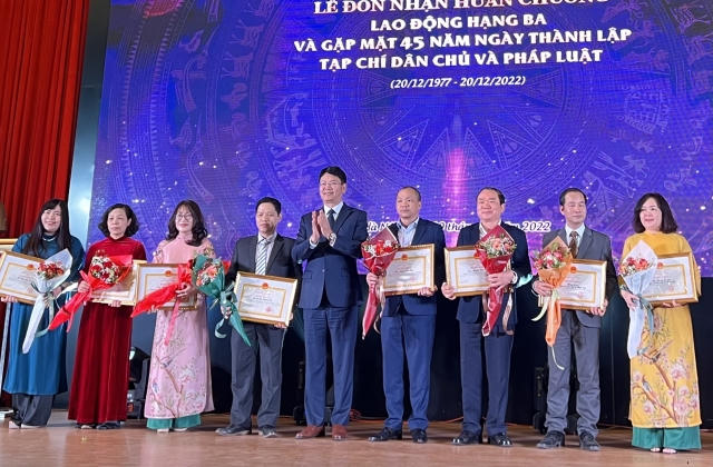 Tạp chí Dân chủ & Pháp luật nhận Huân chương Lao động hạng Ba