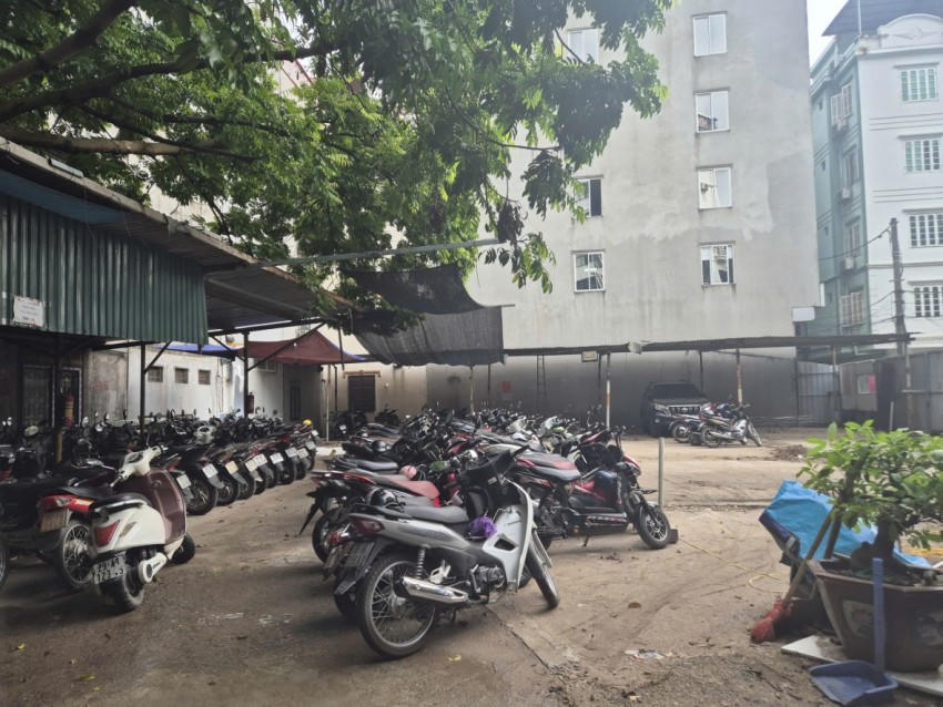 Sau khi nhận được phản ánh của phóng viên, UBND phường Nghĩa Đô đã yêu cầu ừng thi công hoàn trả lại nguyên trạng ban đầu, nhưng theo phản ánh của người dân thì việc hoàn trả chỉ được đổ đất, đổ cát vào để che đi phần móng đã đổ.