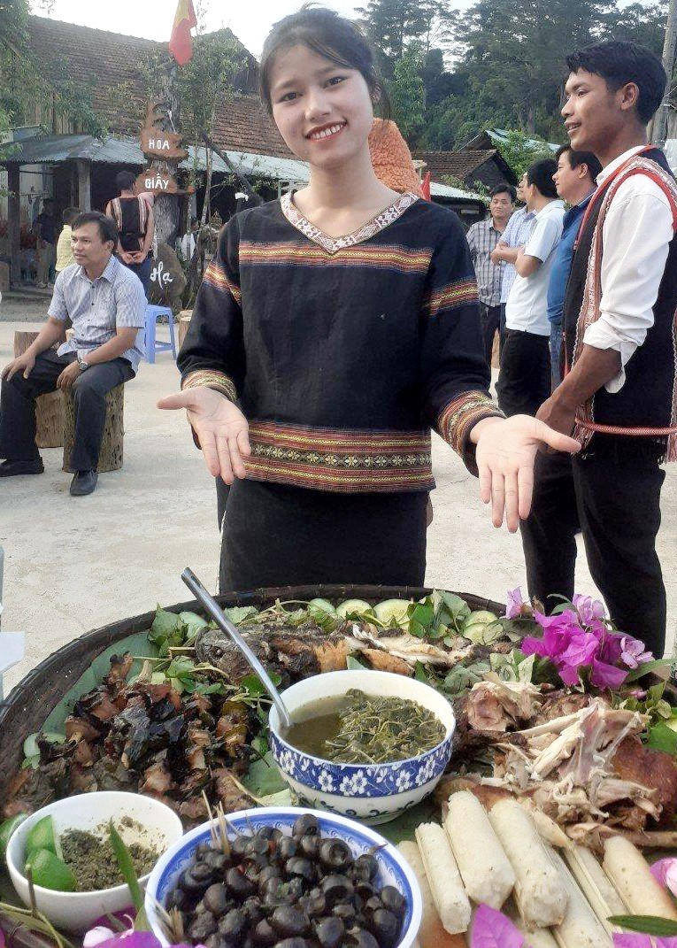 Đến ngôi làng cổ này, du khách sẽ được thưởng thức những món ăn đặc sản của người Xơ Đăng.