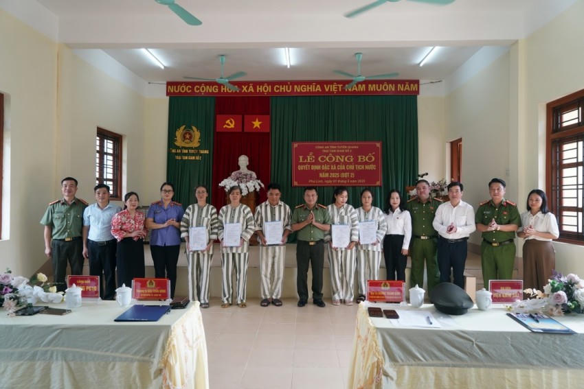 Các đại biểu tham dự buổi lễ chụp ảnh cùng các phạm nhân được đặc xá. (Ảnh: Phàn Giào Họ).