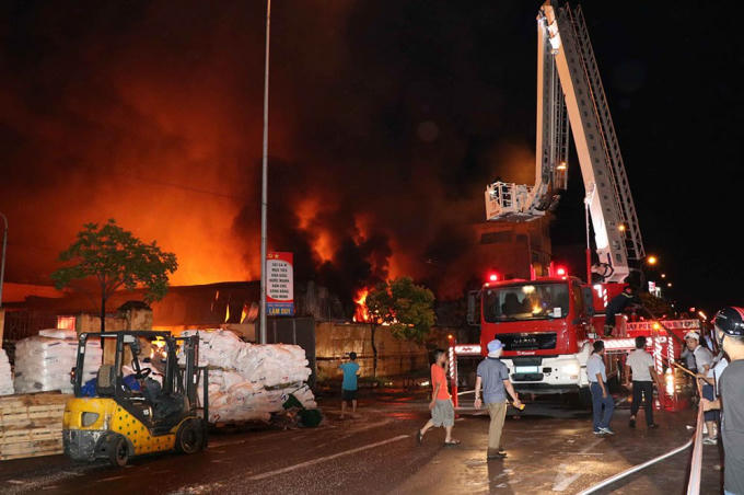 Xe thang hiện đại được điều đến hiện trường.