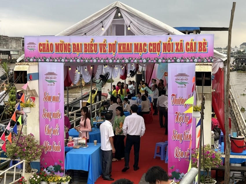 Khai mạc chợ nổi Cái Bè