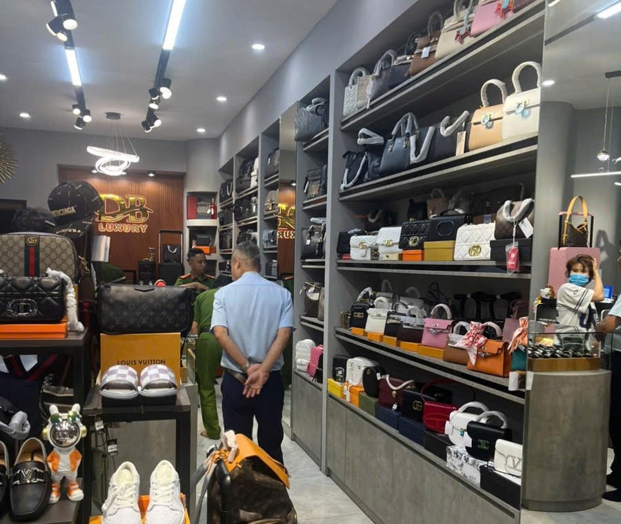 Cơ quan chức năng kiểm tra điểm kinh doanh do NMB làm chủ tại phường 1, TP Tân An phát hiện hàng hóa kinh doanh không hóa đơn, chứng từ. (Ảnh: Công an tỉnh Long An)