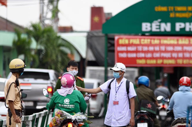 Chen chân qua phà Cát Lái trong ngày 'cách ly toàn xã hội' - ảnh 3
