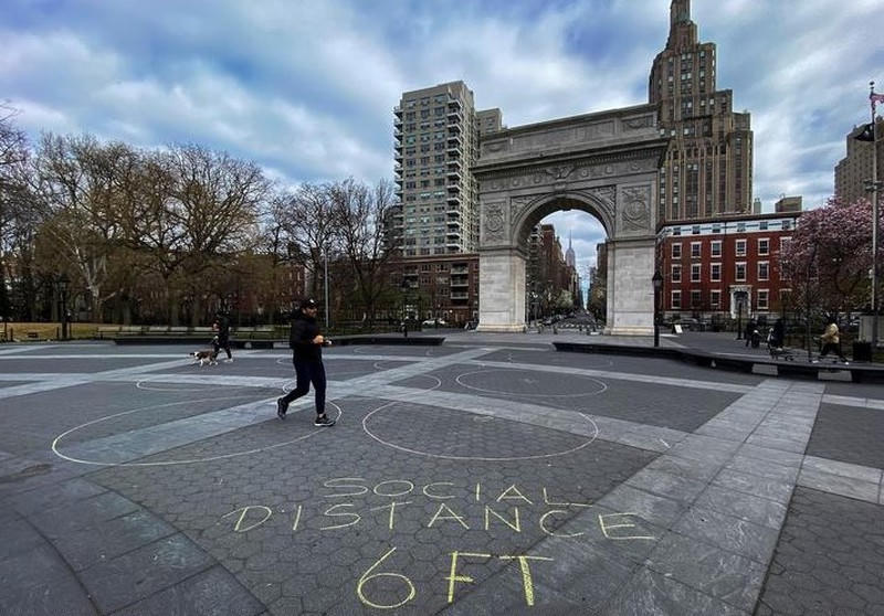 Mọi người đi dạo quanh quảng trường Công viên Washington ở New York, Hoa Kỳ.