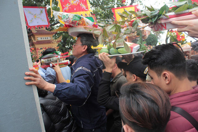Trao đổi với PV Dân trí, ông Trương Tiến Hồi – Trưởng BQL Phủ Tây Hồ cho biết, những ngày Tết Nguyên đán Mậu Tuất, để phục vụ nhu cầu đi lễ chùa của khách thập phương, Phủ Tây Hồ mở cửa từ 5 giờ sáng đến 9 giờ tối mỗi ngày. Theo ước tính, lượng khách đến Phủ mỗi ngày lên tới cả vạn người. Từ mùng 1 đến mùng 3 Tết, phủ chủ yếu đón khách nội thành nên có phần “dễ thở”, đông nhất là những ngày sau kỳ nghỉ Tết Nguyên Đán.