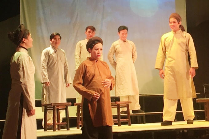 Vở diễn "Hừng Đông"  thể hiện phẩm chất kiên cường đấu tranh của những người chiến sĩ cộng sản.