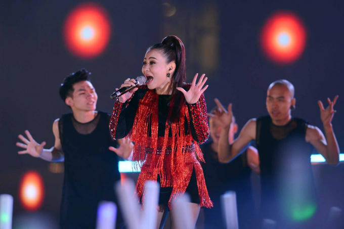 Thu Minh lại khiến người xem choáng váng với màn 'bay trên mọi người'. “Nữ hoàng nhạc dance” đem đến chương trình những bản hit sối động như Bay, Xinh & Just Love làm bùng nổ Sân vận động Mỹ Đình.