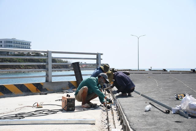 Công nhân đang khắc phục vết nứt khe phân đoạn tại cầu cảng của dự án cảng bến Đình.