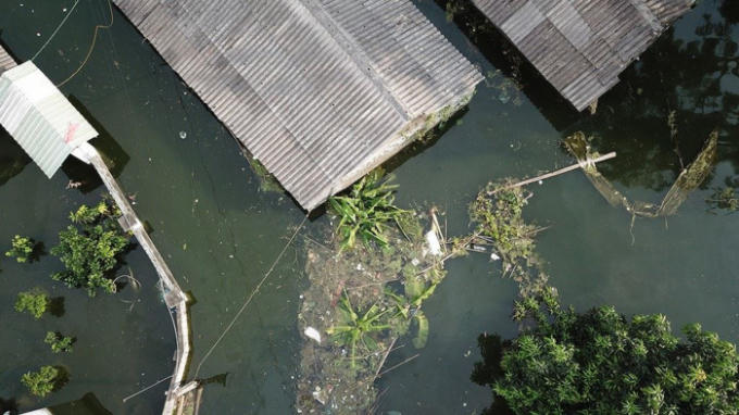 Rác thải trôi dạt khắp nơi trong thời gian ngập úng.