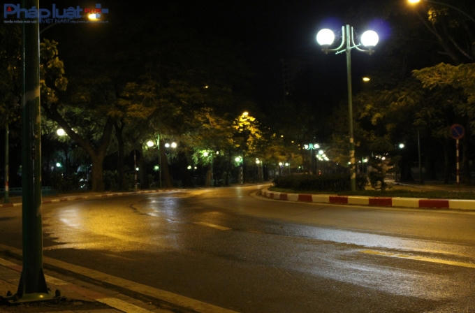 Đường cua nhưng không được thiết kế theo mặt phẳng dẫn đến người điều khiển xe máy dễ bị trượt ra ngoài theo quán tính. (Ảnh: Đức Biên)