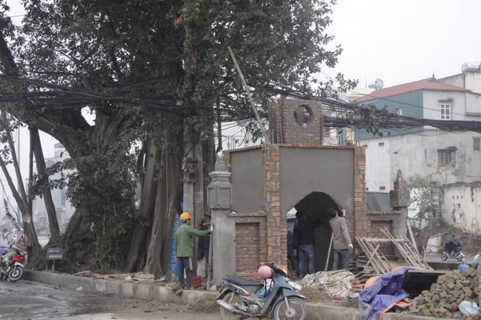 Chiếc cổng l&agrave;ng sau khi ph&aacute; bỏ để thi c&ocirc;ng con đường được chủ đầu tư x&acirc;y dựng lại.