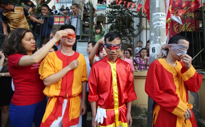 Với trò chơi bịt mắt bắt lợn, người chơi được chọn ra từ 12 tổ dân phố. Mỗi lần bắt có 3 người chơi, tất cả buộc khăn che mắt.