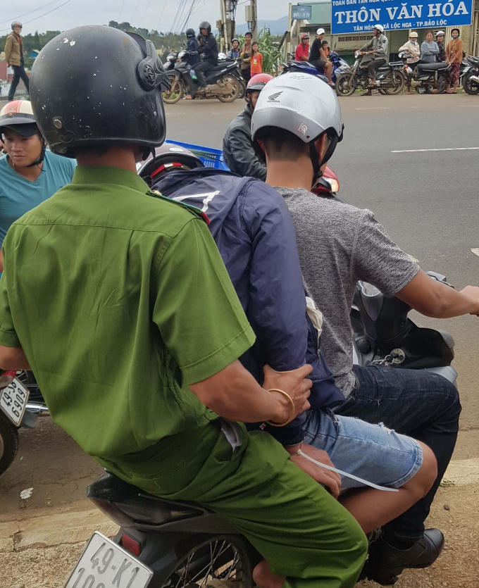 Tên trộm xe máy được đưa về trụ sở Công an.