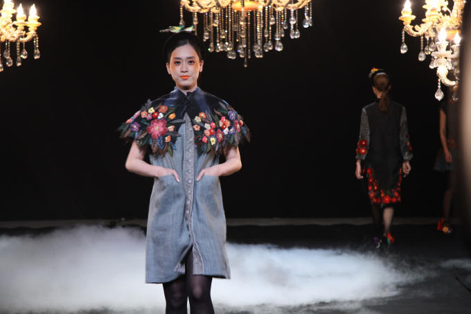 Những chiếc váy được thêu tay cầu kỳ....