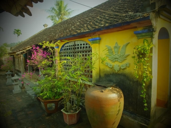 Ngoài ngôi nhà cổ của gia đình ông Duệ, trong làng còn 1 ngôi nhà nữa hiện đang bị xuống cấp nghiêm trọng. Những hộ gia đình này đều có hoàn cảnh khó khăn nên vẫn chưa có kinh phí trùng tu lại.