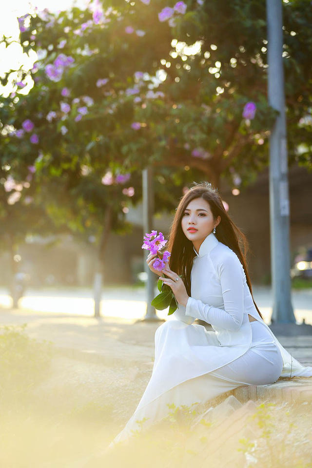 Thiếu nữ H&agrave; th&agrave;nh đẹp dịu d&agrave;ng b&ecirc;n hoa bằng lăng