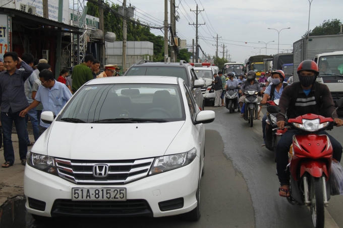 Các xe nằm dài trên làn đường khiến các phương tiện di chuyển khó khăn.