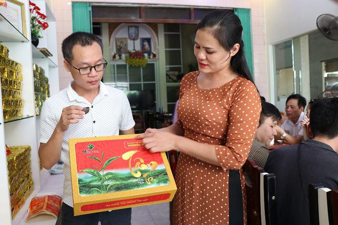 Chị Nguyễn Thị Tân - Chủ nhiệm HTX Tân Trà Thái đang giới thiệu sản phẩm cho khách hàng.
