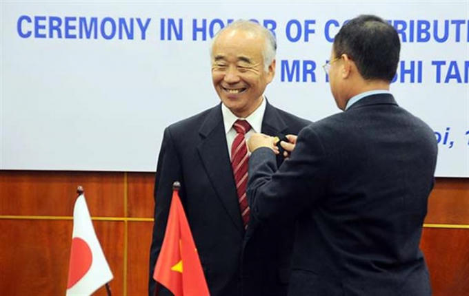 Ông Nguyễn Xuân Vang – Vụ trưởng Vụ Hợp tác Quốc tế đã trao kỷ niệm chương“Vì sự nghiệp giáo dục” cho ông Hiroshi Tanikawa.