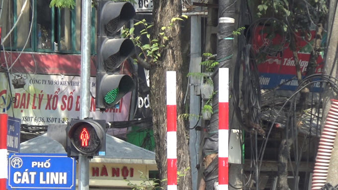 Hai chiếc biển báo còn lại trơ cọc sắt trên đường Cát Linh.